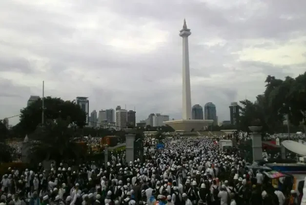 Silang Monas Padat, Massa Aksi Damai Terus Bergerak dari Bundaran HI