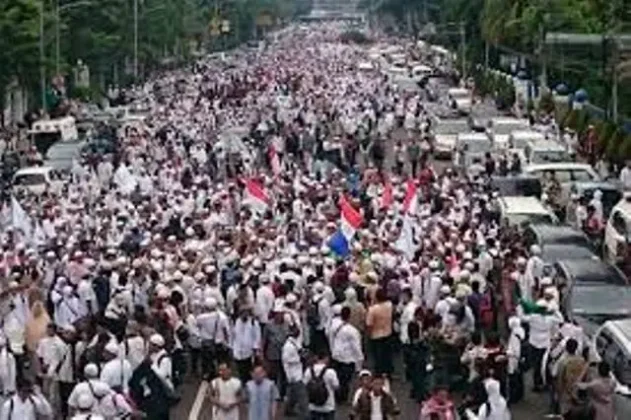 Silang Monas Padat, Massa Aksi Damai Terus Bergerak dari Bundaran HI