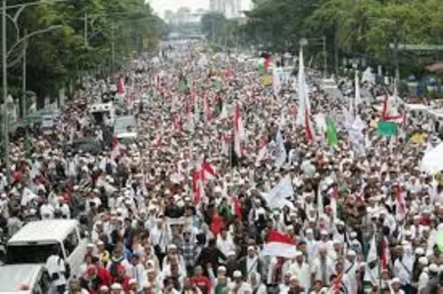 Silang Monas Padat, Massa Aksi Damai Terus Bergerak dari Bundaran HI