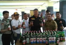 Jalankan Perda, Satpol PP Kota Tangerang Razia Ratusan Botol Miras