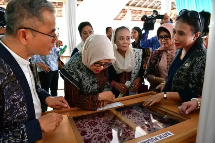 Dekranas Kembangkan Tenun Gedog Tuban Sebagai Produk Unggulan