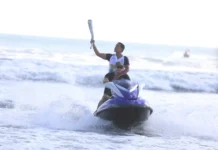 Hamish Daud Bawa Obor Asian Games Dengan Surfing