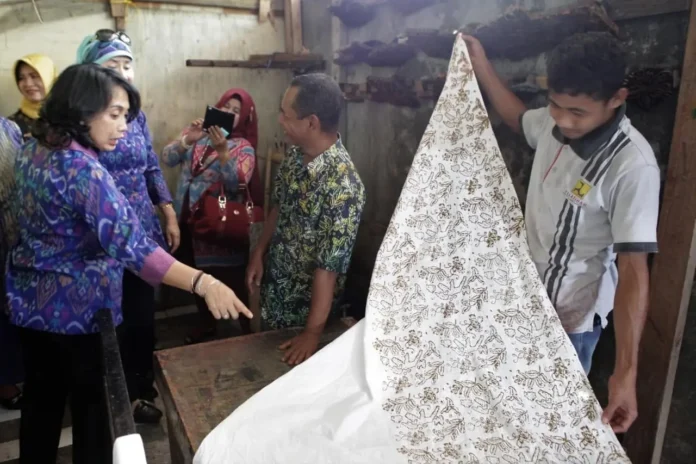 Kemenkop-Dekranas Dorong Pengembangan Batik Ternate