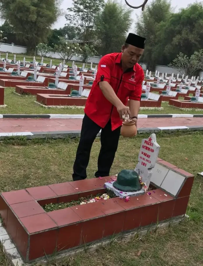 Peringati HUT RI Ke-73, Nanang Kurniawan Tabur Bunga di Makam Pahlawan