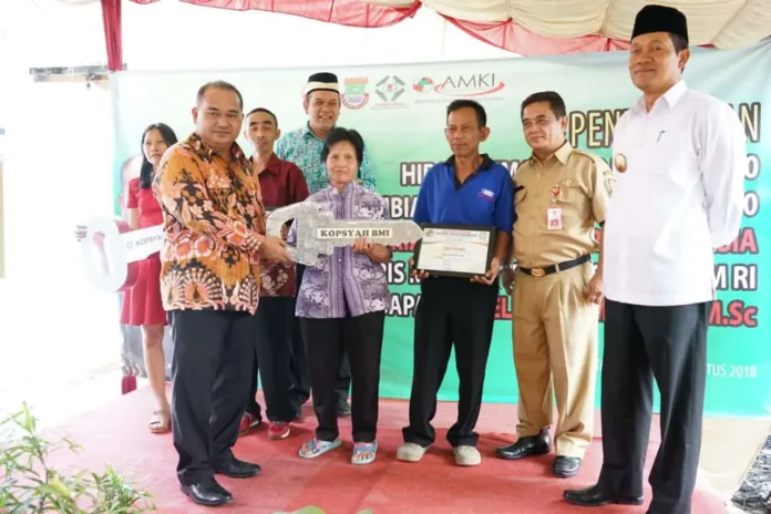 Sesmenkop dan UKM Serahkan Hibah Rumah Siap Huni ke-100 Kopsyah BMI