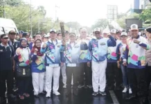 Puluhan Ribu Masyarakat Kota Makassar Ramaikan Pawai Obor Api Asian Para Games 2018