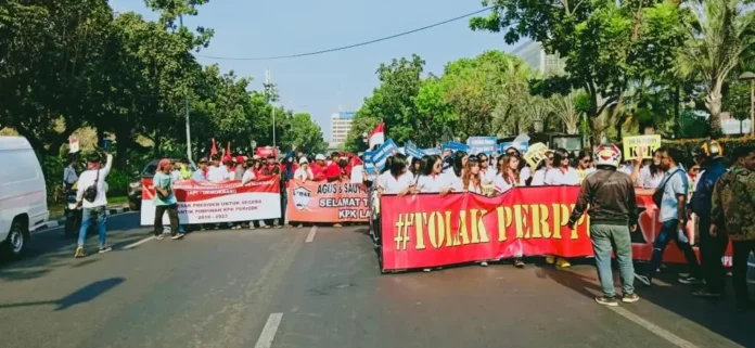 Massa Demonstran Desak Jokowi Tidak Keluarkan Perppu KPK