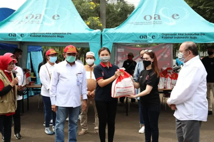 Kemensos Berikan 1000 Paket Sembako dan Makanan Siap Saji Bagi Anak Jalanan