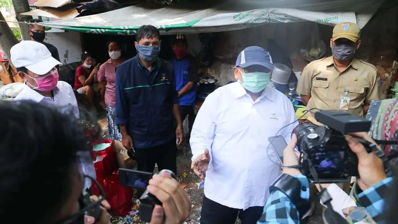 Tangis Bahagia Pemulung dan Buruh Bangunan Saat Terima Bantuan Sosial