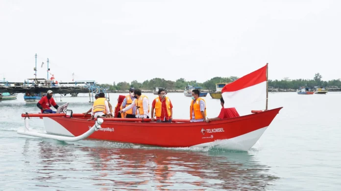 Telkomsel Bersama KKP Serahkan Bantuan 10 Kapal Nelayan Banten