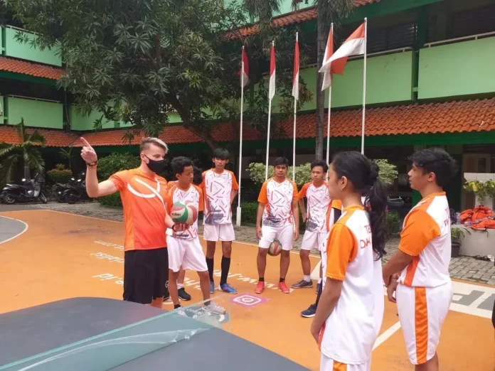 Pelatih Hungaria, Beri Pelatihan Pemain Klub Teqball SMPN 111 Jakarta