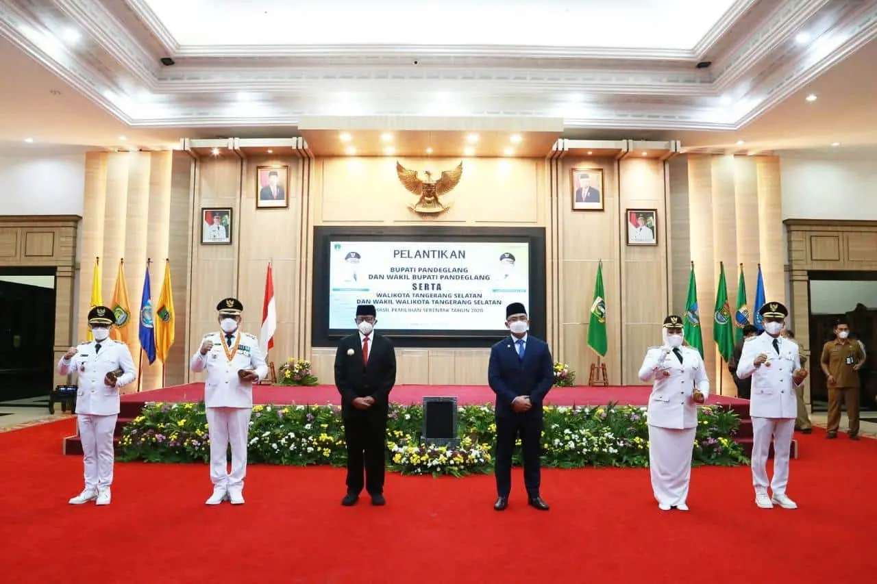 Gubernur Banten Wahidin Halim dan Wakil Andika Hazrumy foto bersama dengan Bupati Pandeglang Irna Narulita dan Wakil Tanto Warsono Arban serta Walikota Tangsel Benyamin Davnie dan Wakil Pilar Saga Ichsan