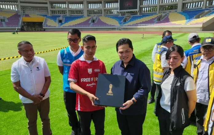 Tinjau Stadion Manahan: Erick Thohir Ingatkan Soal Ruang Sponsor