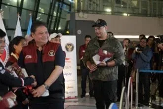 Bersama Airlangga Hartarto, Menpora Sambut Kedatangan Tim Wushu Indonesia di Bandara Soetta