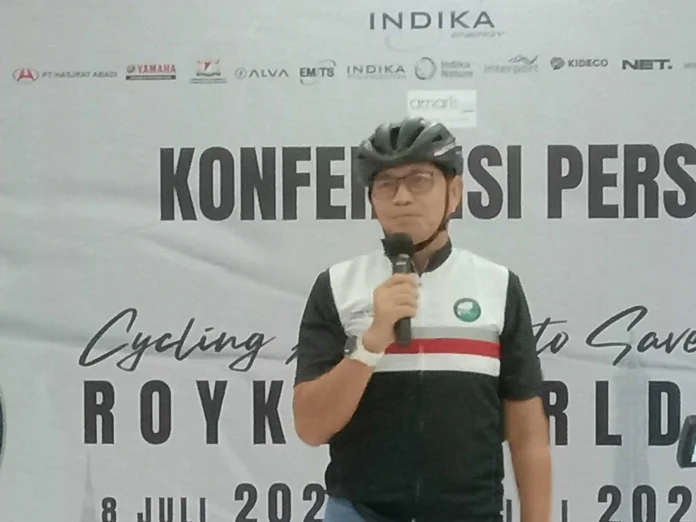 Irjen Pol (Purn) Dr. Drs. Royke Lumowa, Bersepeda Solo Keliling Dunia Promosikan Indonesia