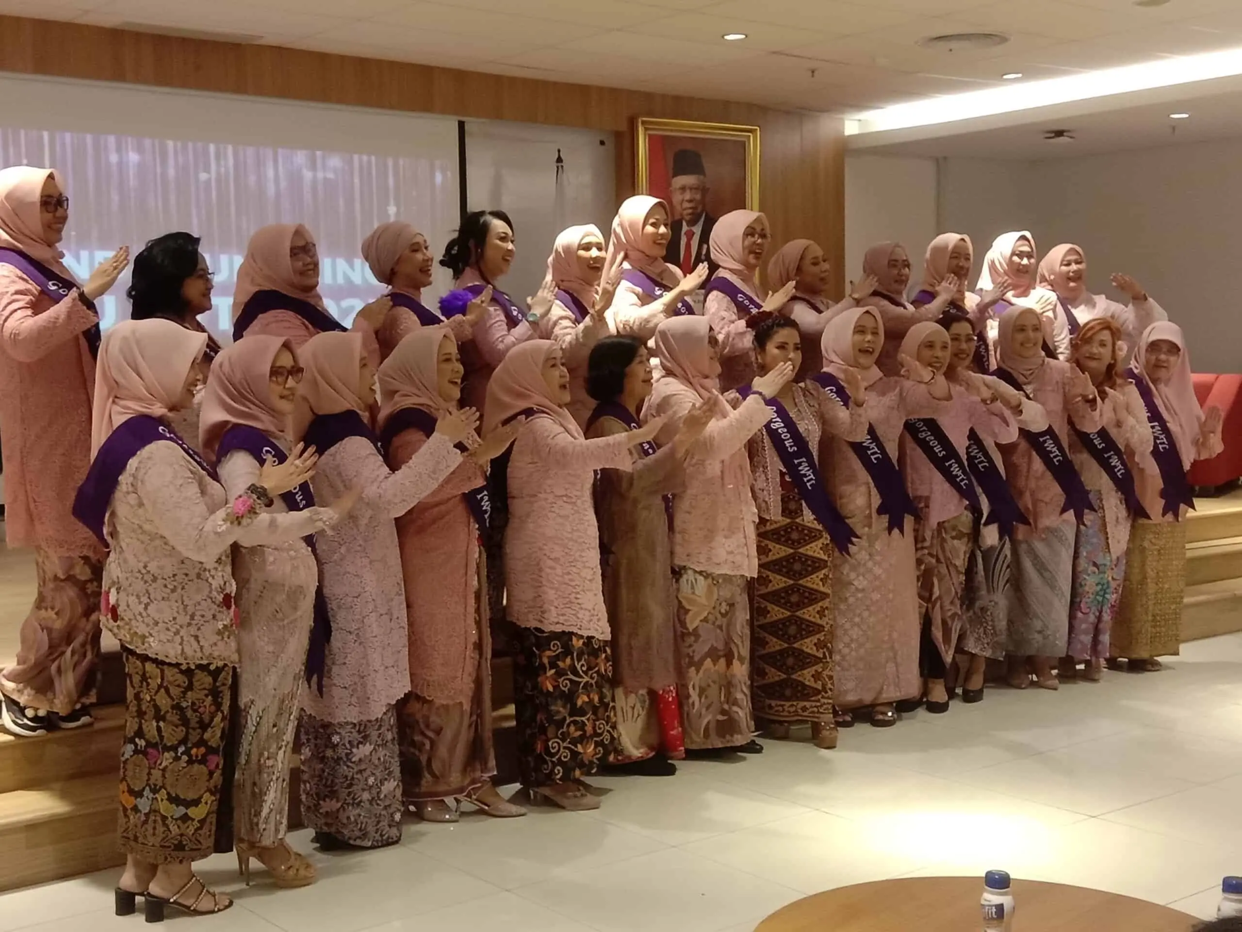 28 Perempuan Tangguh Luncurkan Buku "Indonesian Women in Transport and Logistics"