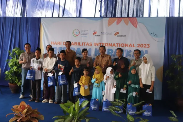 Peringati Hari Disabilitas Internasional Bakrie Amanah dan PT SEAPI Beri Santunan