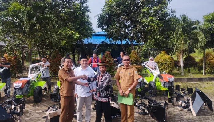 Salurkan Bantuan Traktor ke Kelompok Tani, Pengamat: PPM PetroChina Jabung Dukung Produktivitas Pertanian