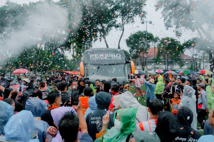 HUT Persibo ke 75 Tahun : Mbak Nurul Azizah Kadoin Bigbus