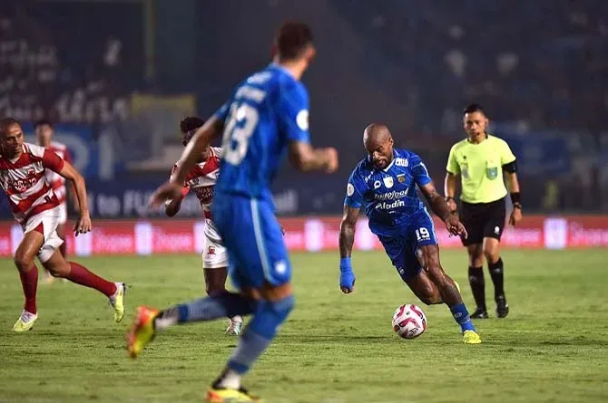 Final Liga 1 Indonesia Leg Pertama : Persib Bandung Sikat Madura United 3-0