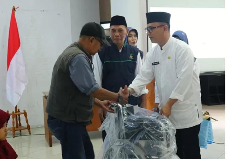 Bantuan untuk penyandang disabilitas oleh Sekdinsos Ary Sonjaya (Aulia Assidik)